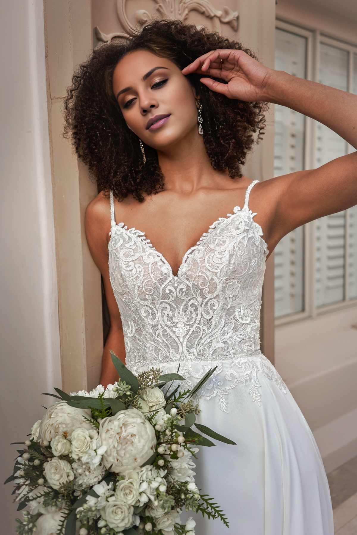 Abito da sposa lungo fino al pavimento, con scollatura a cuore a trapezio, spalline sottili con perline